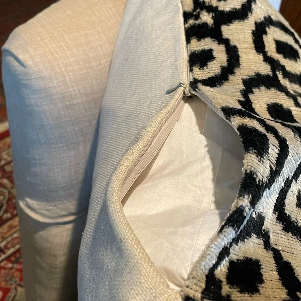 MD Home, NWOT Pillow  cover, dk. Navy and white
